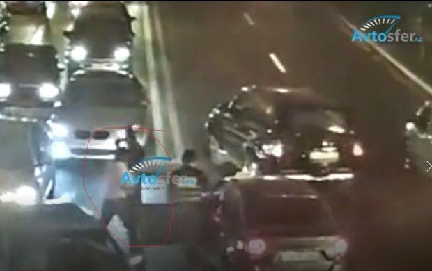 Bakıda taksi sürücüsü yol polisinə hücum etdi - VİDEO