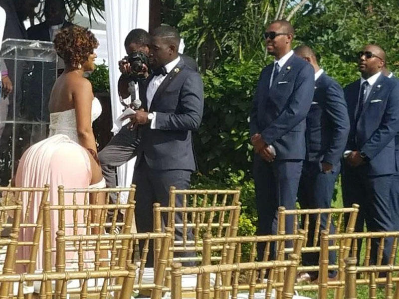 Toyda çəkilən FOTO aləmi bir-birinə qatdı - Gəlinin arxası böyük düşüb...