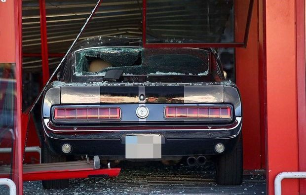 Воры разбили раритетный автомобиль ради кражи PlayStation - ВИДЕО