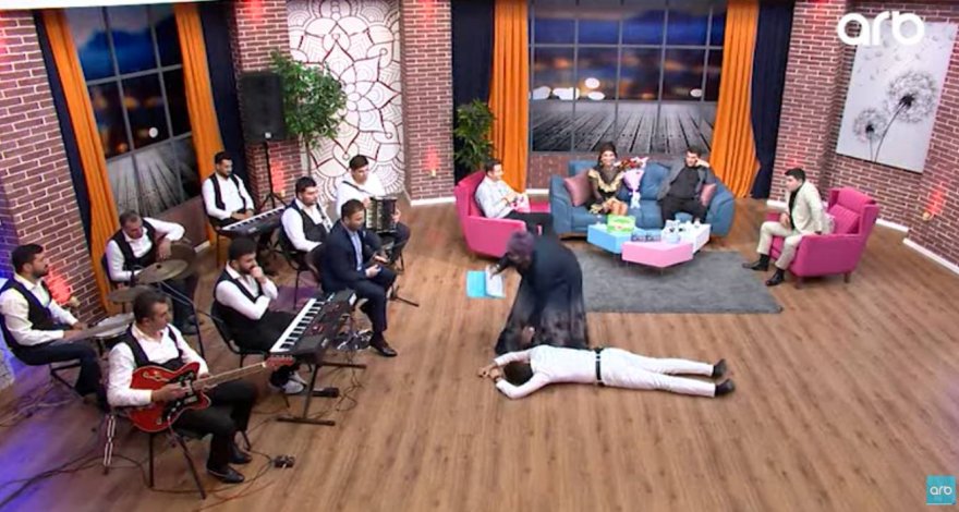 Парень, предложивший руку и сердце Афаг Аслан, упал в обморок в прямом эфире - ВИДЕО