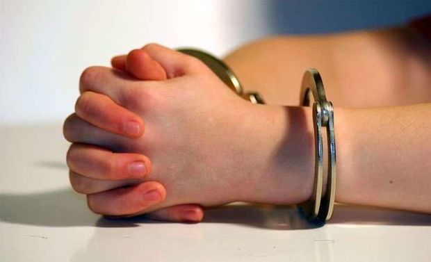 Polis məktəblilərin qoluna qandal vurdu və işdən qovuldu