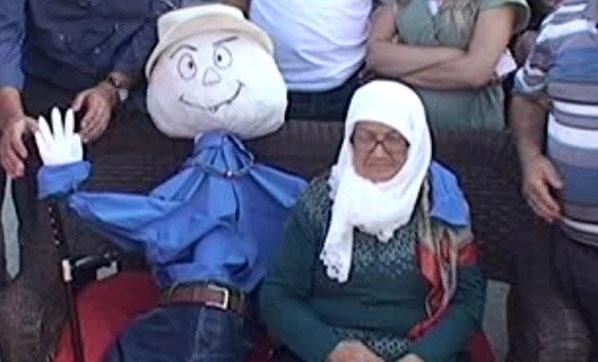 Ölən ərinin kuklasını düzəltdirib pul yığır - FOTO