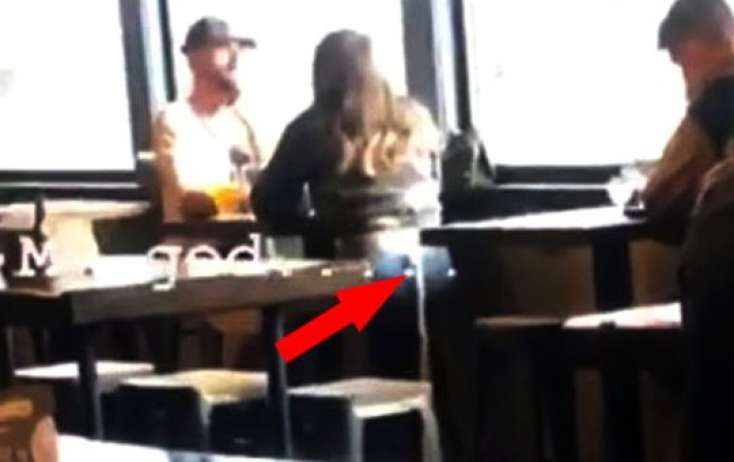 Tualetdən fikirli halda çıxan qadının görüntüləri rekord qırır - VİDEO