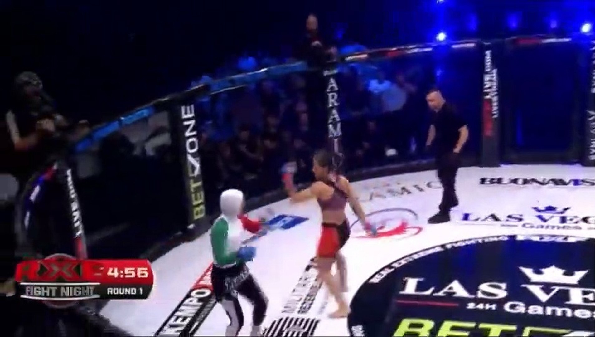 Hicablı qaydasız döyüşçü 19 saniyəyə məğlub oldu - VİDEO