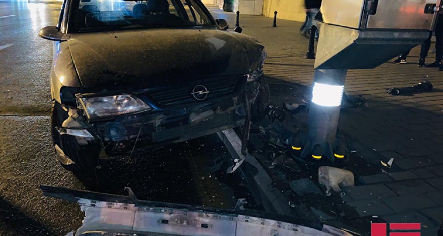 В Баку автомобиль врезался в столб, есть пострадавший –ФОТО