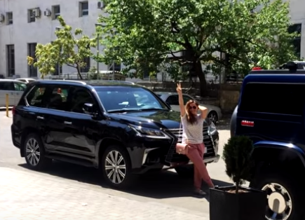Xatirə arxasınca danışan şəxsin olduğu AVTOBUSUN QABAĞINI KƏSDİ - Gəl bura... - FOTO