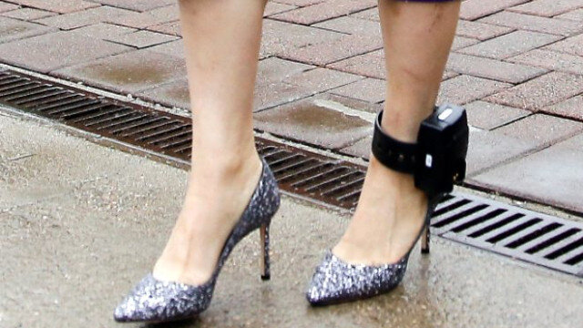 Məşhur iş adamının qızı ayağında elektron qandalla görütüləndi - FOTO