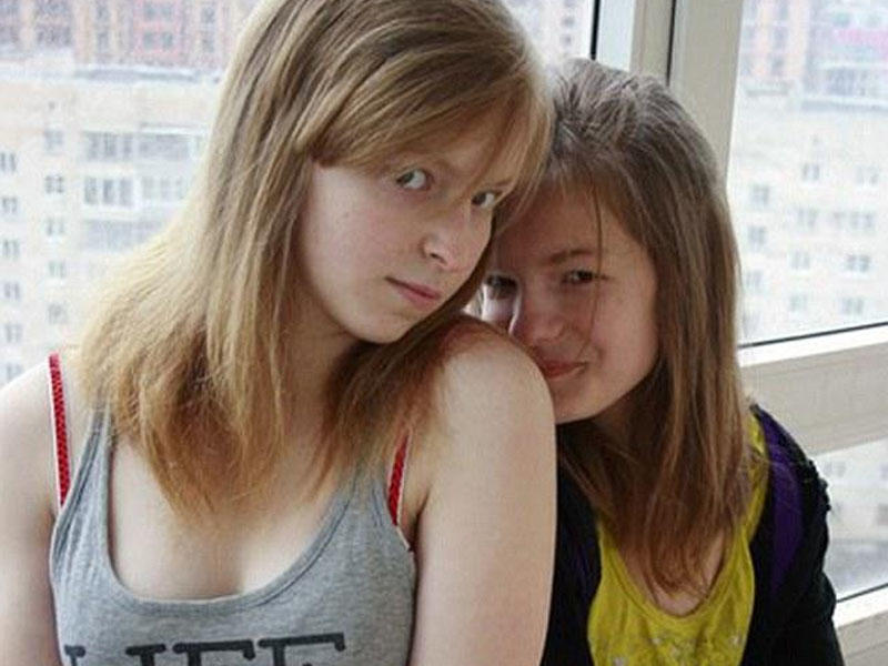 Qız bacısının qəşəngliyini qısqanıb, qulaqlarını kəsdi - FOTO