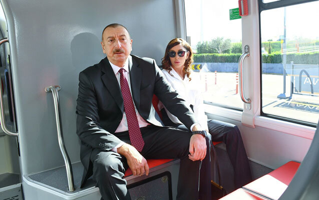 Prezidentlə xanımı yeni avtobuslara da baxdı - VİDEO