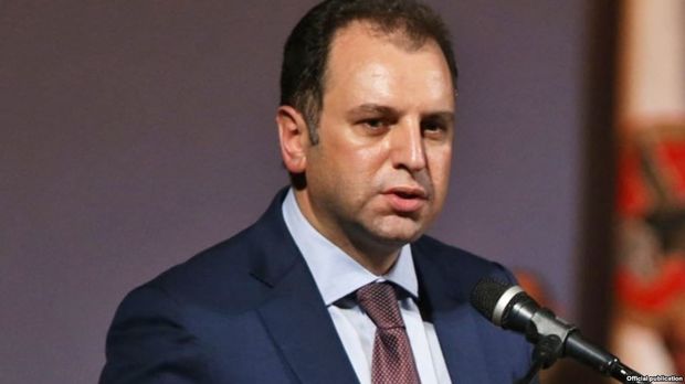 Ermənistanın keçmiş Müdafiə naziri bir neçə ailəni evsiz qoydu - Cinayət işi açıldı