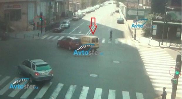 В Баку водитель совершил тяжелое ДТП, проехав на красный свет - ВИДЕО