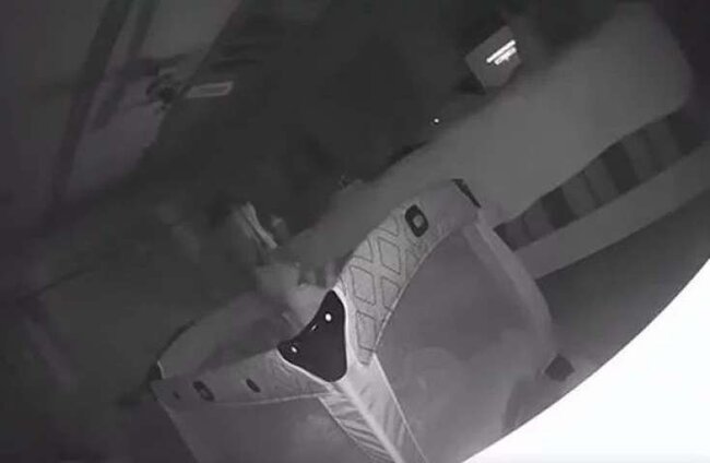 Üzündə cızıqlar yaranan körpənin otağına kamera qoydular - ŞOK EDƏN GÖRÜNTÜ - VİDEO