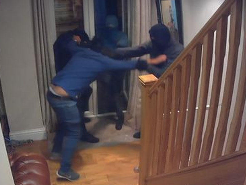 Əliyalın kişi 4 silahlı oğrunu təkbaşına döydü - Film kimi hadisə - VİDEO