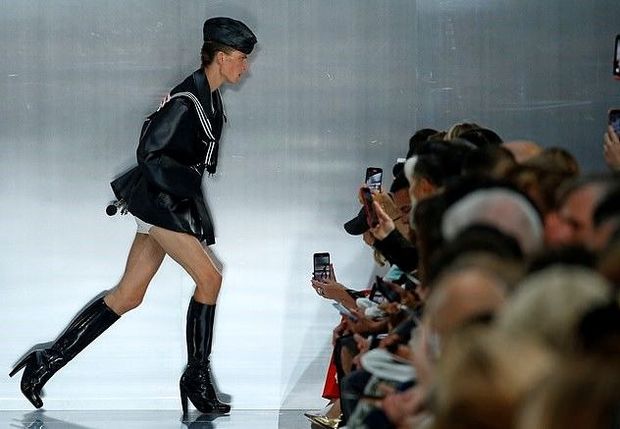 Необычная походка модели удивила зрителей - ВИДЕО/ФОТО