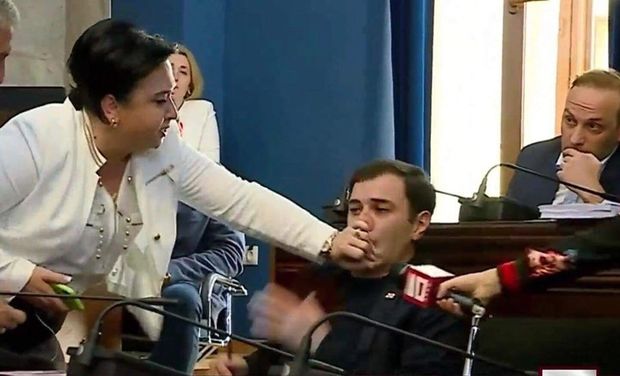 Gürcüstan parlamentində dava: Qadın deputat kişi həmkarını döydü – FOTO/VİDEO