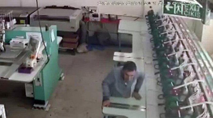 Zəlzələdə canını heçə sayan işçiyə mükafat verilib