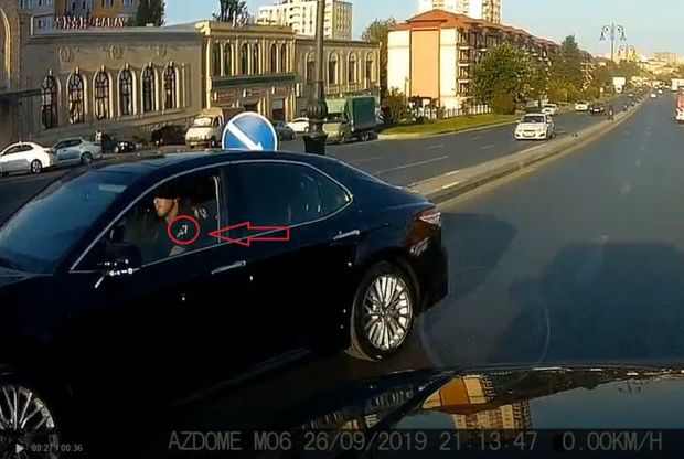 Bakıda yol polisi qaydanı belə pozdu - VİDEO