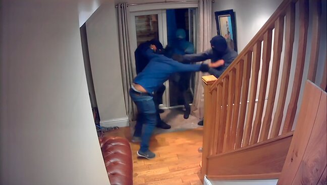 35 yaşlı Asif həyat yoldaşını yalın əllə 4 silahlıdan belə qorudu - VİDEO