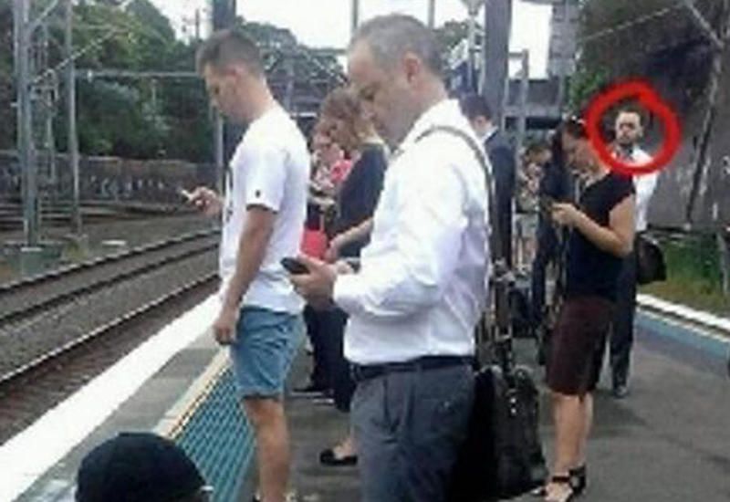 Bütün interneti düşündürən sual: Fotodakı bu adam niyə işarələnib?