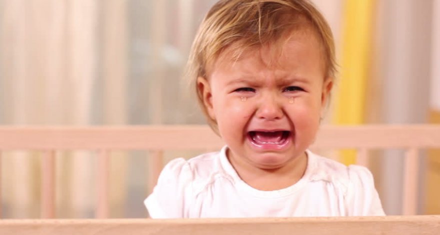 Отец избивал свою маленькую дочь за то, что та не умеет ходить - ВИДЕО