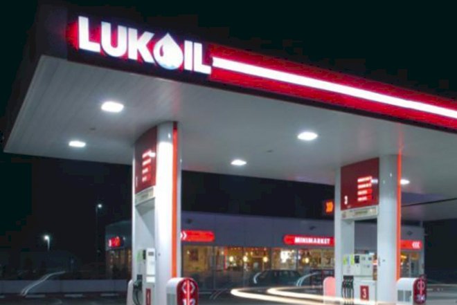 “Lukoyl”dan şikayət: 48 litrlik çənə 76 litr “benzin” vurdular - Foto