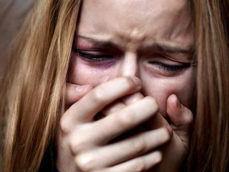 Qayınana 20 günlük gəlininin boğazını cırdı - Azərbaycanda