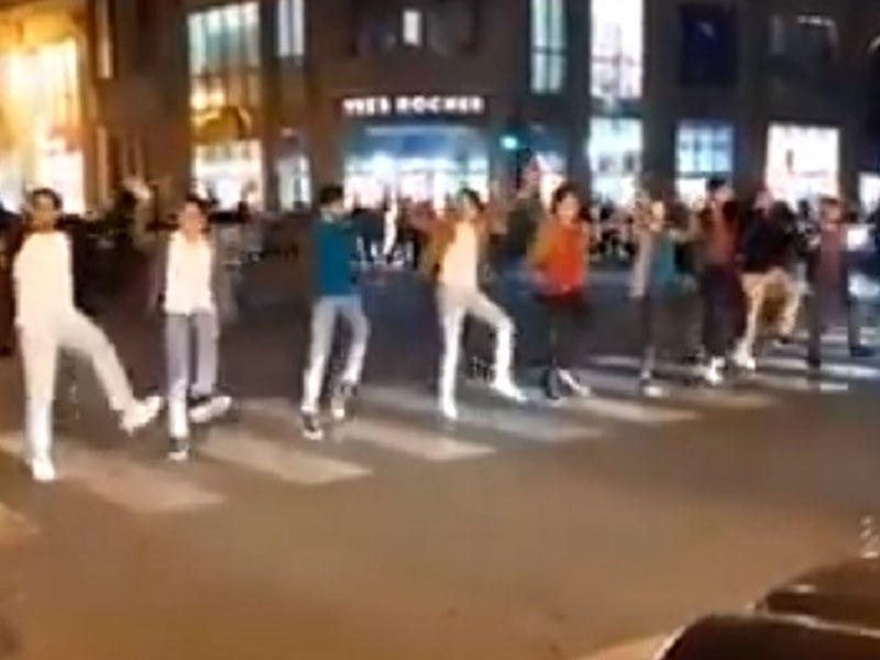 Bakıda piyada keçidində 