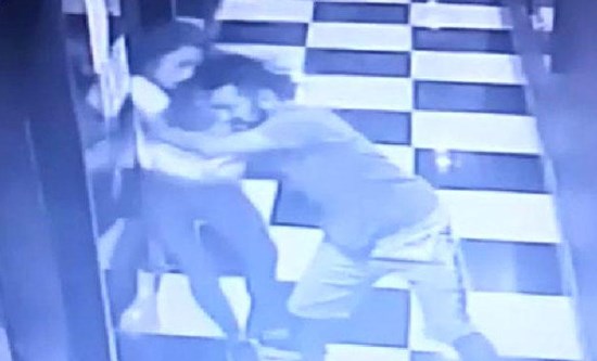 Sərxoşluq faciəyə səbəb oldu: 22 yaşlı qızın lift boşluğuna düşmə anı — FOTO + VİDEO