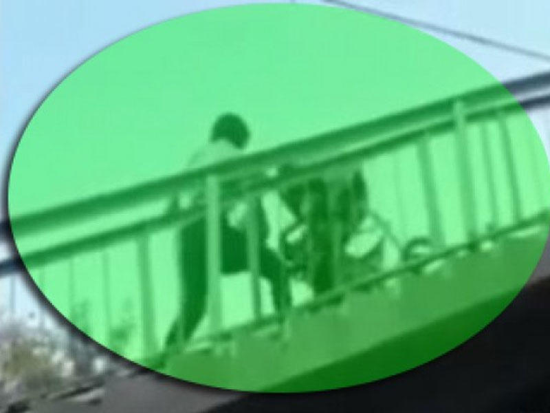 Qadının uşaq arabası ilə qarşıya keçmə mübarizəsi - VİDEO