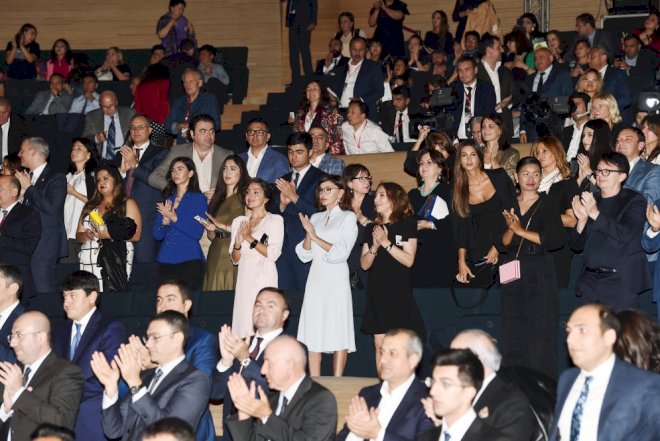 Mehriban Əliyeva festivalın bağlanış tamaşasında - Foto