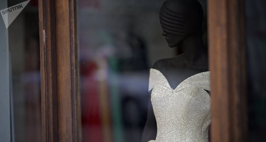 В Азербайджане 42-летняя свекровь умерла, выбирая свадебное платье для невестки