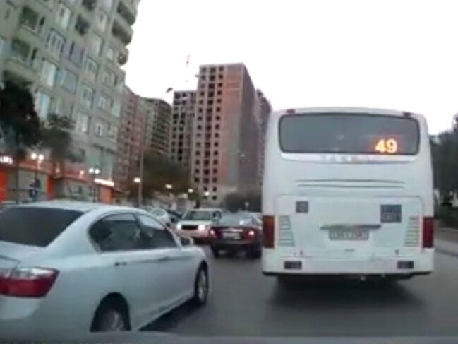 Bakıda avtobus sürücüsü qırmızıda keçdi, 