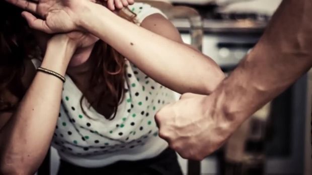 Bakıda kişi arvadını ölümünə döydü - Atası evində