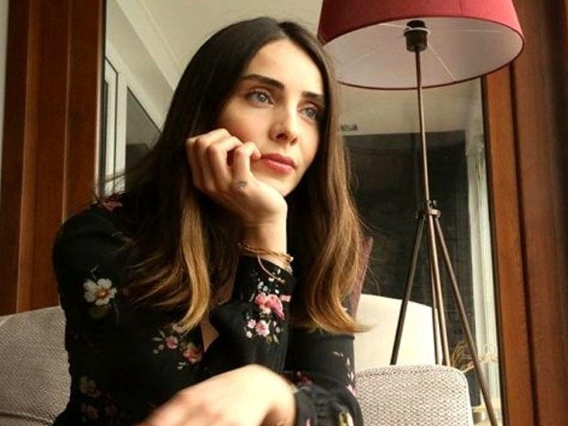 Türkiyəli aktrisa ayaqyolundan FOTO paylaşdı, qınadılar