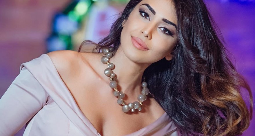 Пярвин Абиева в глубоком декольте восхитила Стамбул – ФОТО