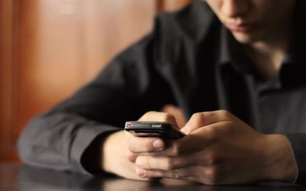 Мужчина уснул во время игры на телефоне и умер - ВИДЕО