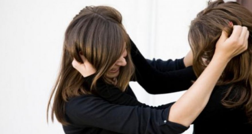 Девушки устроили драку в бакинском метро - ВИДЕО