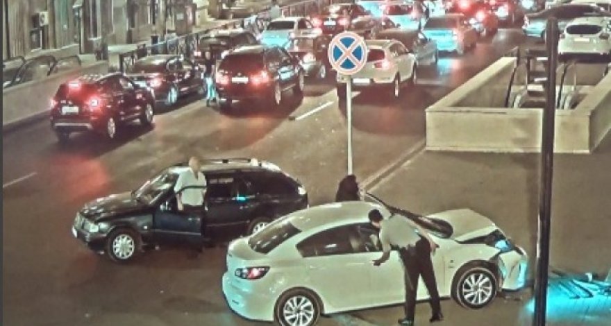 В Баку женщина устроила ДТП и снесла дорожный указатель - ВИДЕО
