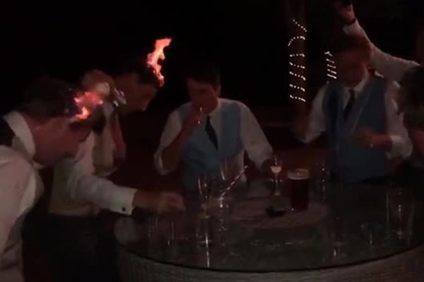 Гости на свадьбе поочередно подожгли себя - ВИДЕО