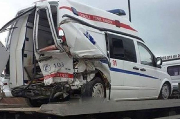 Saatlıda təcili yardım maşını “Mercedes”lə toqquşdu