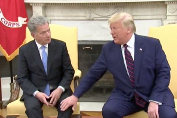 Трамп шлепнул по колену президента Финляндии - 