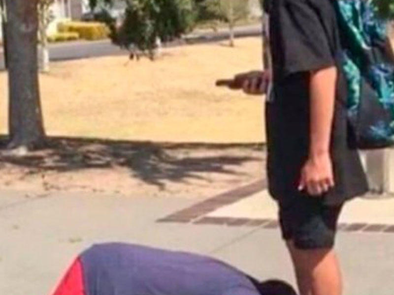 Yəhudi uşaq müsəlmanın ayağını öpür - Qalmaqal yaradan FOTO