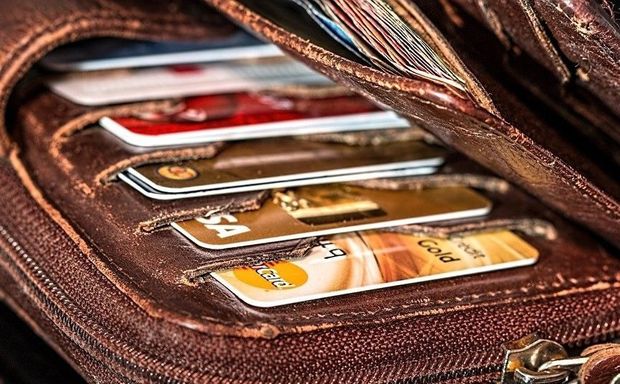 Oğul atasının bank kartından oğurluq etdi