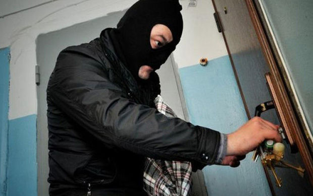 Qusarda evdən 15 min manatlıq qızıl-zinət əşyaları oğurlandı