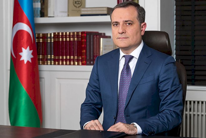Ceyhun Bayramov müəllimləri təbrik etdi