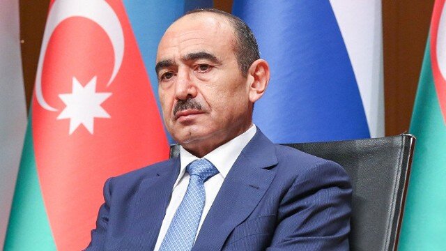 Əli Həsənov müəllimləri təbrik etdi: