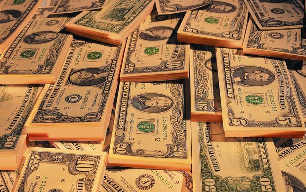 Milyarder insanların başına pul səpdi - VİDEO