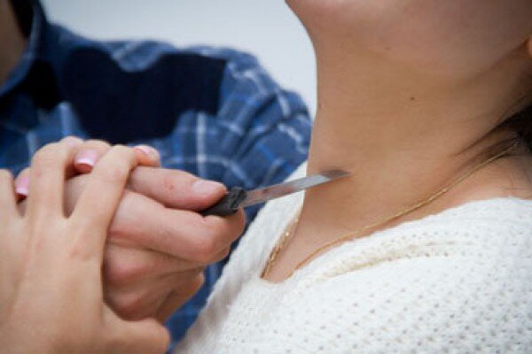 Bakıda kişi övladının gözü qarşısında arvadının başını kəsdi - TƏFƏRRÜATLAR