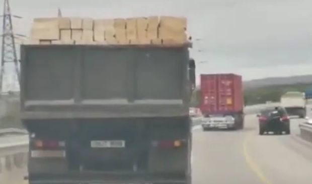 На грузовике вместо номера надпись 