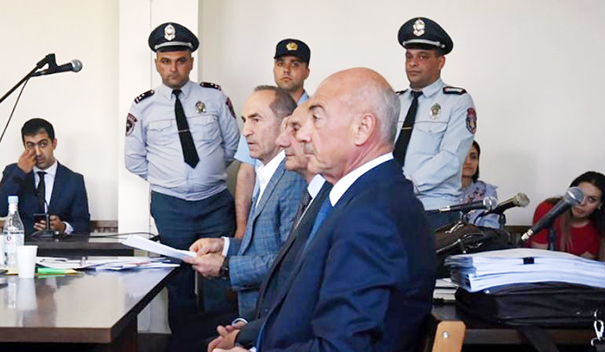 Erməni ictimai xadimlər Paşinyana qarşı üsyan etdilər